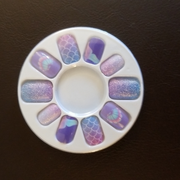 Free with purchase FAO schwarz Mermaid press on nails - Picture 1 of 1